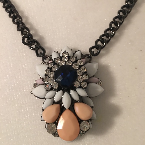 Jewelry - Multi color pendant statement necklace